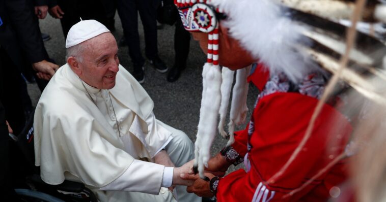 Papa llega a Canadá en gira de 'penitencia' por abuso indígena