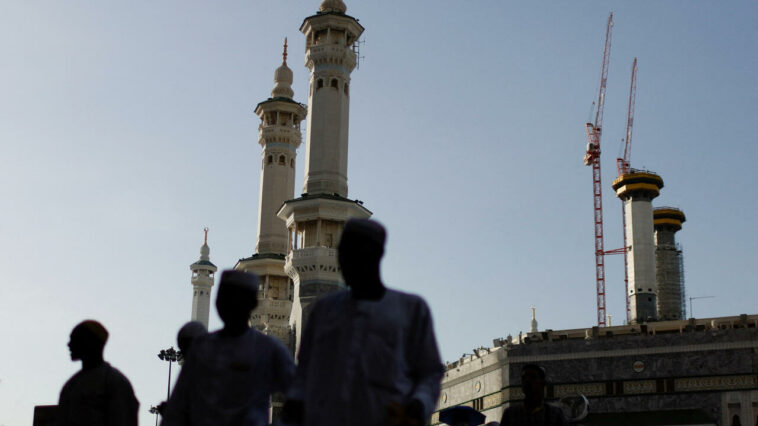 Peregrinos llegan a La Meca para el hajj más grande de la era Covid