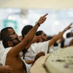 Peregrinos musulmanes realizan la lapidación simbólica del diablo del haj