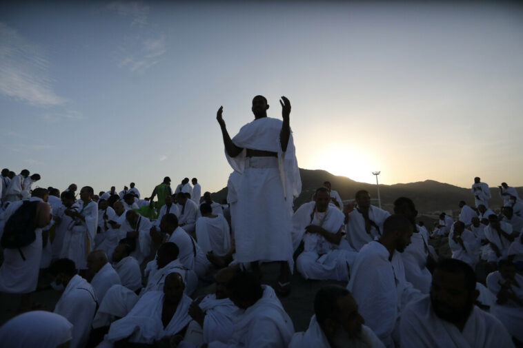 Peregrinos se dirigen al monte Arafat en el día más importante del calendario musulmán