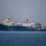 Petrolero con bandera iraní en Grecia remolcado al puerto del Pireo
