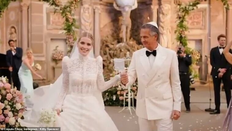 ¡El amor está en el aire!  Lady Kitty Spencer, de 31 años, se casó con el millonario nacido en Sudáfrica Michael Lewis, de 63 años, en Villa Aldobrandini en Frascati, una impresionante mansión de campo con vistas a Roma, el 24 de julio de 2021. Compartió un video (en la foto) para celebrar el aniversario.