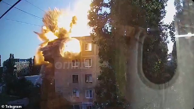 Destrucción: al menos tres personas murieron por un ataque con misiles rusos en un bloque de casas en la ciudad sureña de Mykolaiv (en la foto), Ucrania, dijeron las autoridades locales.