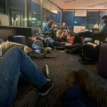 Los pasajeros a bordo de dos vuelos de Qantas que se dirigían a Perth fueron desviados inesperadamente al aeropuerto de Geraldton el martes por la noche, donde se vieron obligados a dormir en el suelo (arriba)