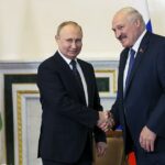 El presidente ruso, Vladimir Putin, a la izquierda, y el presidente bielorruso, Alexander Lukashenko, se dan la mano durante su reunión en San Petersburgo, Rusia, el sábado 25 de junio de 2022.