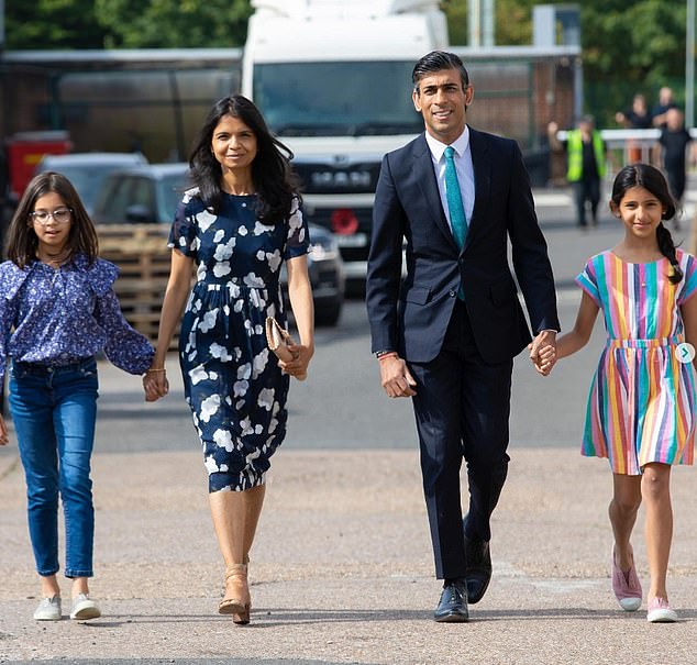 Rishi Sunak ha compartido una foto de él con su esposa heredera de TI y sus dos hijas durante una visita de campaña de liderazgo Tory.