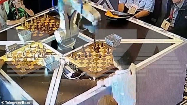Un robot que jugaba al ajedrez (en la foto) rompió el dedo de un niño durante un torneo internacional en Moscú la semana pasada, y el incidente fue capturado en imágenes de CCTV.