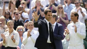 Roger Federer recibió la bienvenida de un héroe cuando se dirigió a la cancha central el domingo