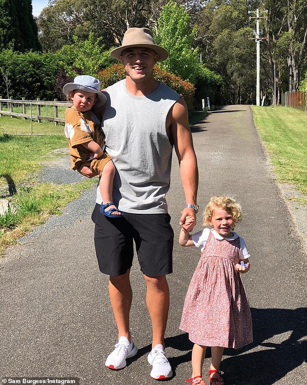La estrella de NRL Sam Burgess, de 33 años, no ha podido ver a sus hijos Poppy, de cinco años, y Billy, de tres, durante más de siete meses, afirman los informes (todos en la foto)