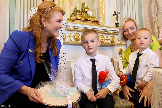 La duquesa de York fotografiada en el Palacio Mieroszewski en Bedzin, al sur de Polonia, el miércoles mientras conversaba con jóvenes refugiados de la ciudad ucraniana de Obukhov, una ciudad socia de Bedzin.