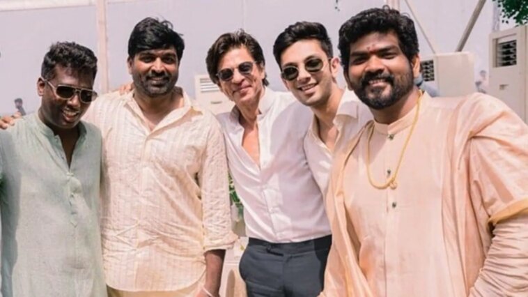Shah Rukh Khan posa con Vijay Sethupathi en la boda de Nayanthara, Vignesh Shivan;  los fanáticos esperan estar juntos en Jawan