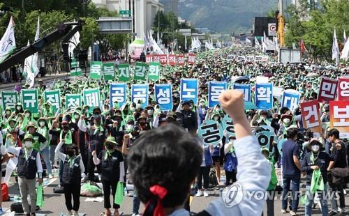 Sindicato paraguas organiza mítines masivos en Seúl en medio de un calor abrasador