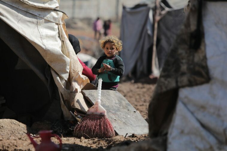 Sirios en campamentos de Idlib luchan por sobrevivir en medio de temperaturas sofocantes
