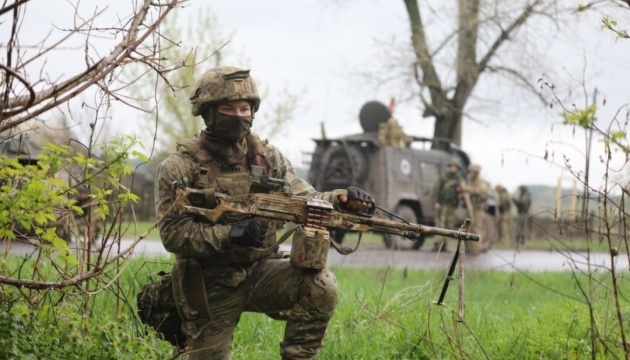 Soldados rusos toman prisionero a su comandante para que no huya – interceptan