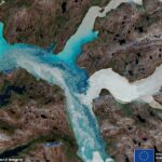 El dramático derretimiento de Groenlandia que tuvo lugar del 15 al 17 de julio fue capturado en una imagen de satélite.  Los tonos de azul son en realidad hielo derretido que se abre paso a través de la superficie del lecho rocoso hacia el mar.