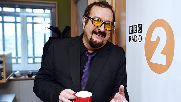 Continuando: BBC Radio ha anunciado una gran reorganización cuando Steve Wright reveló que dejará su horario vespertino de Radio 2 de larga duración y será reemplazado por Scott Mills.
