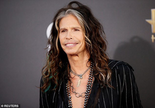 De vuelta en sus pies: el cantante de Aerosmith, Steven Tyler, está 'increíblemente bien' después de completar con éxito un programa de rehabilitación;  se le ve en 2014