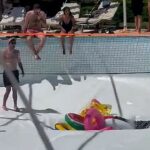 En este momento apareció un sumidero en una piscina en el centro de Israel