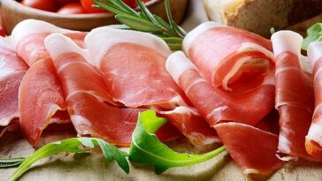 El jamón de Parma es un jamón curado italiano de fuerte sabor, que se come crudo y en rodajas finas.  Una nueva investigación muestra que las granjas porcinas de toda Europa, algunas de las cuales producen jamón de
