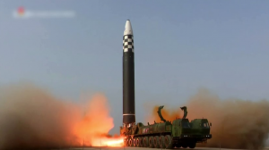 Corea del Norte disparando un misil.  Su amenaza nuclear posiblemente también podría ver un retroceso futuro de tipo nuclear.  (AP)