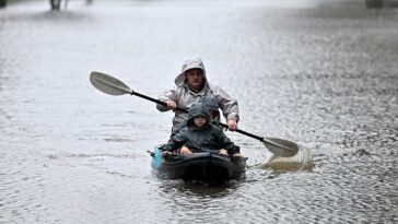 Un hombre y un niño escapan de las inundaciones en un kayak cuando el río Hawkesbury se desborda en Windsor, al noroeste de Sydney.