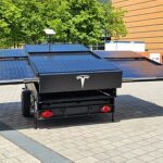 Revelado: Tesla ha presentado un tráiler con paneles solares emergentes que pueden cargar un automóvil sobre la marcha, así como una antena parabólica SpaceX Starlink incorporada para brindar Internet al vehículo en movimiento.