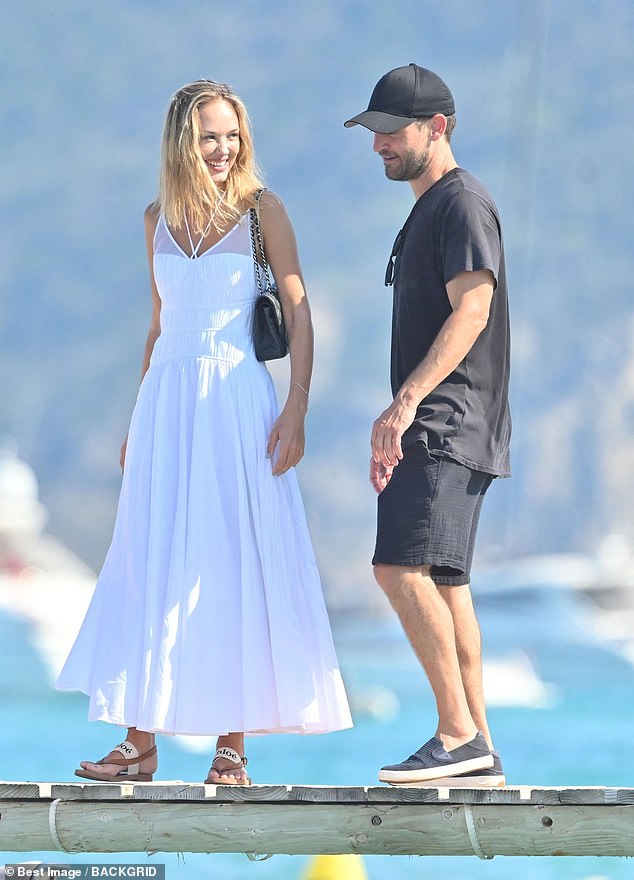 Empapado por el sol: Tobey Maguire lució una figura informal mientras disfrutaba de otra visita al famoso Club 55 antes de abordar un yate durante sus vacaciones en St Tropez el martes.