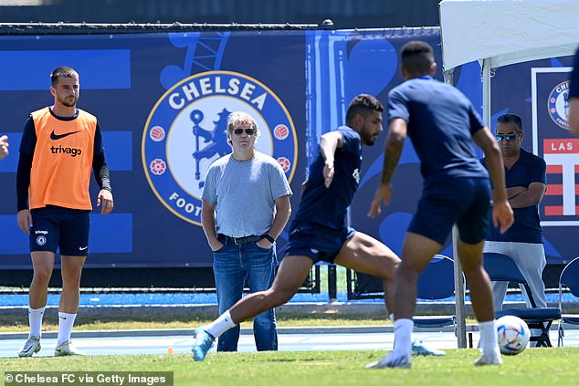 El nuevo copropietario del Chelsea, Todd Boehly, ha sido fotografiado viendo entrenar a su club en Los Ángeles.