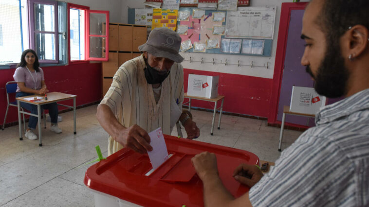 Tunecinos desilusionados acuden a las urnas para el referéndum presidencial