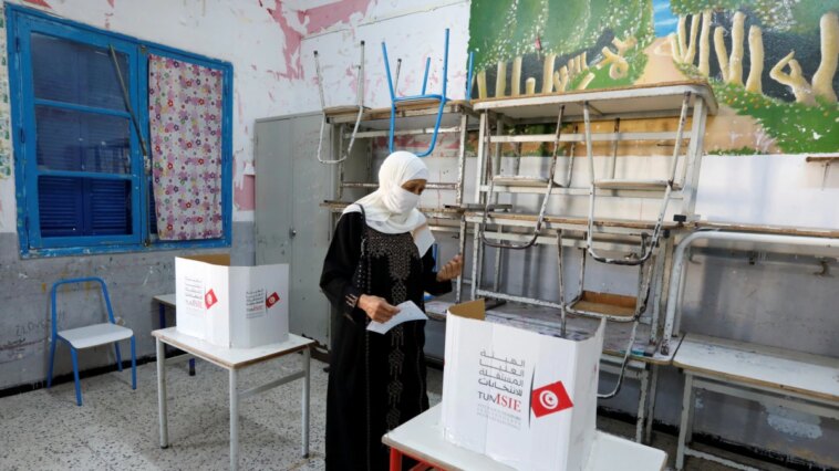 Tunecinos votan en referéndum constitucional