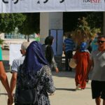 Los tunecinos llegan para votar en un referéndum sobre un proyecto de constitución presentado por el presidente del país, en un colegio electoral en la región de Ben Arous, cerca de Túnez, el 25 de julio de 2022.