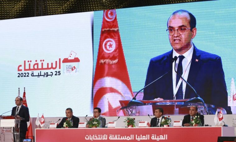 Túnez aprueba una nueva constitución a pesar de la baja participación y las acusaciones de "fraude"