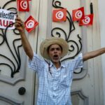 Un manifestante participa en una protesta contra el referéndum del presidente Kais Saied sobre una nueva constitución, en Túnez, el 23 de julio de 2022 (Reuters)