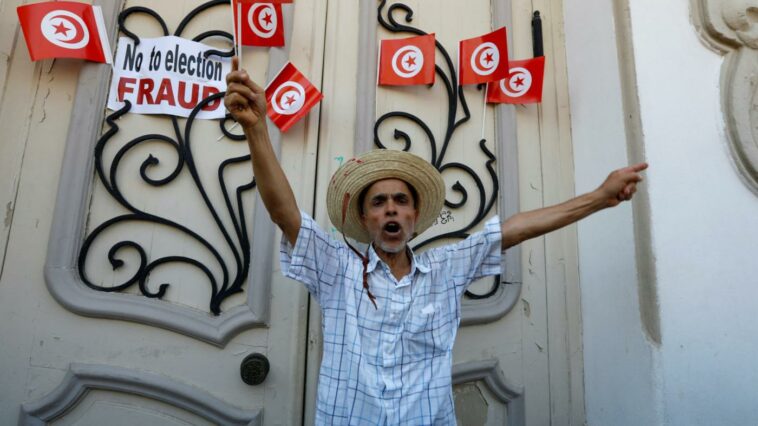 Un manifestante participa en una protesta contra el referéndum del presidente Kais Saied sobre una nueva constitución, en Túnez, el 23 de julio de 2022 (Reuters)