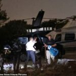 Los servicios de emergencia en la escena del incidente que involucró a un hombre de unos veinte años que murió cuando la hélice trasera de un helicóptero lo golpeó en Spata, cerca de Atenas, Grecia.