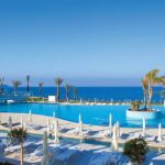 El hombre fue sacado de la piscina por un huésped en el hotel King Evelthon de cinco estrellas (imagen de archivo) en la costa oeste de Chipre a las 6:00 p. m. del martes después de que lo vieron sin moverse en el agua.