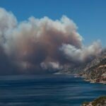 Infierno: el humo de un incendio forestal se eleva a medida que se acerca a Vatera, un centro turístico costero en la isla oriental de Lesbos en Grecia