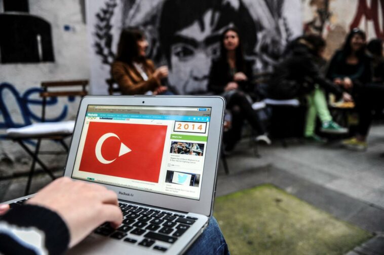 Turquía: el informe de la agencia estatal de telecomunicaciones que recopila datos de los usuarios genera alarma