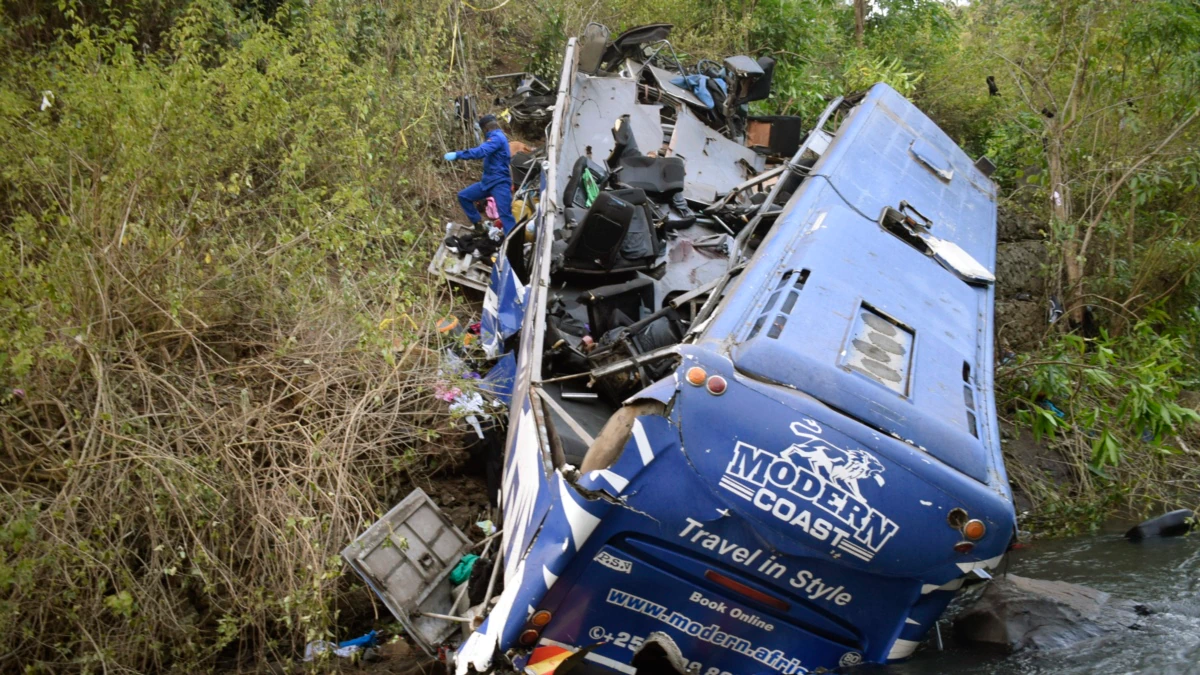 Un autobús en Kenia se hunde en el río matando a 34   
