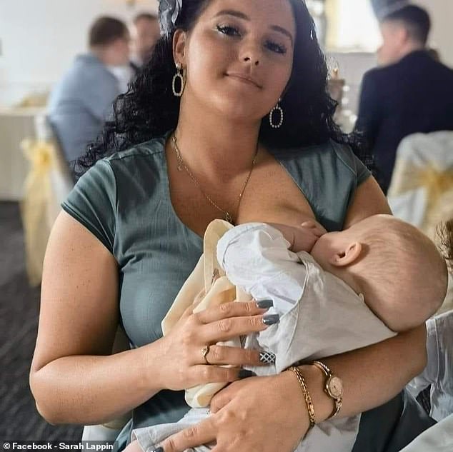 Sarah Lappin, de 31 años, (en la foto) estaba furiosa y humillada después de que un salvavidas le ordenara dejar de amamantar a su bebé de cinco meses en la piscina de su localidad.