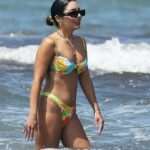 Empapada de sol: Vanessa Hudgens, de 33 años, se veía sensacional en un diminuto y colorido bikini mientras se zambullía en el mar durante su escapada a Italia el miércoles.