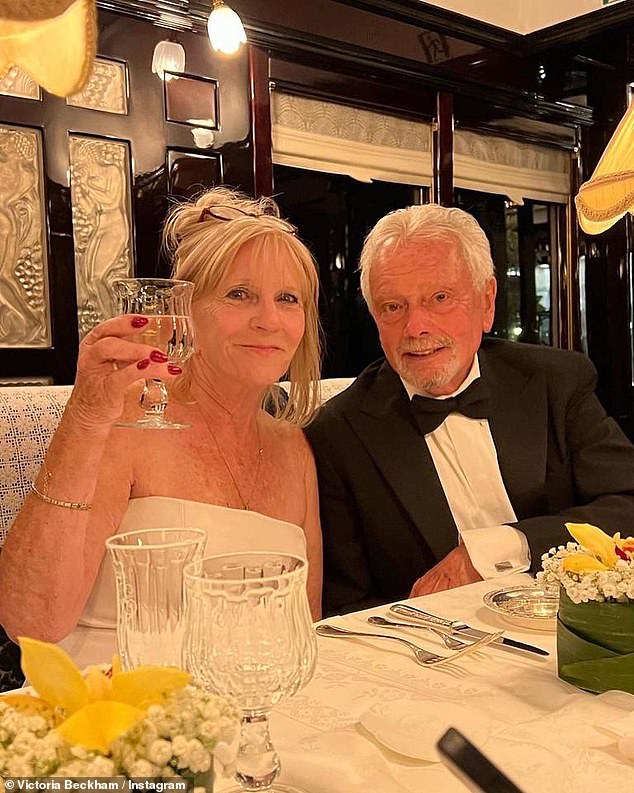 ¡Felicidades!  Los padres de Victoria Beckham, Tony y Jackie, celebraron este lunes su 52 aniversario de bodas.