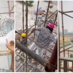 Vidyut Jammwal se baja de un andamio desde el balcón para hacer una selfie con un trabajador de la construcción, admiradores impresionados.  Reloj