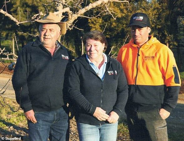 El agricultor Guy Gaeta ha sugerido un boicot a los principales supermercados porque dice que estafan a los consumidores y agricultores (en la foto, de izquierda a derecha, Guy Gaeta con su esposa Simonetta y su hijo Michael)