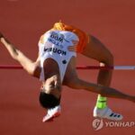 Yoon felicita al saltador de altura por la medalla de plata en los campeonatos mundiales
