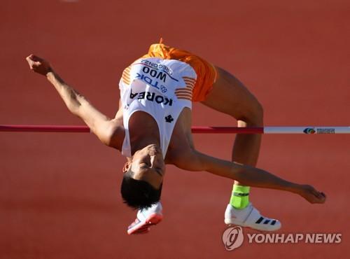 Yoon felicita al saltador de altura por la medalla de plata en los campeonatos mundiales