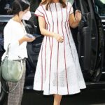 Magnífica: la embarazada Zawe Ashton, de 37 años, brilló con un vestido blanco bordado inglés mientras promocionaba su nueva película en Nueva York el martes.