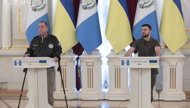 Zelensky se reúne con presidente de Guatemala en Kyiv