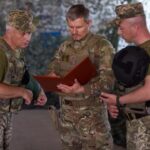 Zelensky visita posiciones de primera línea en la región de Dnipropetrovsk, entrega premios a militares