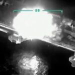 Un camión de suministro ruso abandonado en un embarcadero en la Isla de las Serpientes explota cuando es golpeado por un dron turco